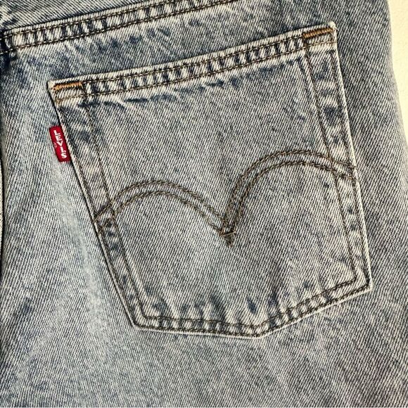 Levis Wedgie Straight Light Wash Frayed Hem Button Fly Jean Shorts Size 28 - Picture 4 of 6